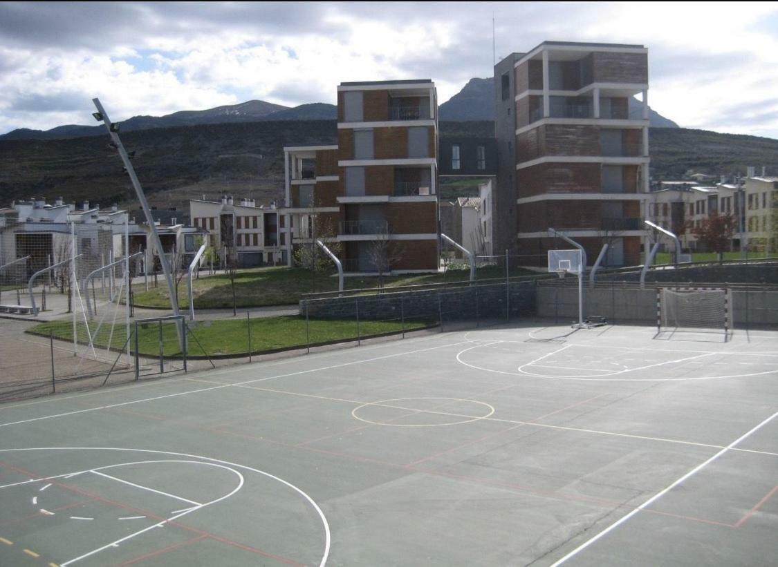 Deluxe Pirineos Apartment Sabinanigo Exterior photo